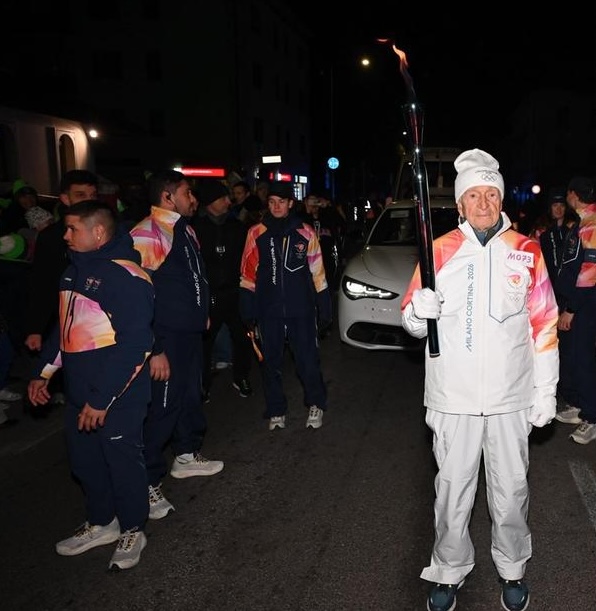 Abdon Pamich tedoforo a Vicenza, la foto riportata dal Giornale di Vicenza